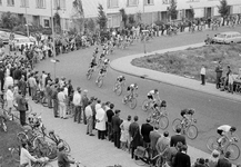 127528 Afbeelding van wielrenners tijdens de Ronde van Utrecht, bij doorkomst op de hoek van de Marco Pololaan en de ...